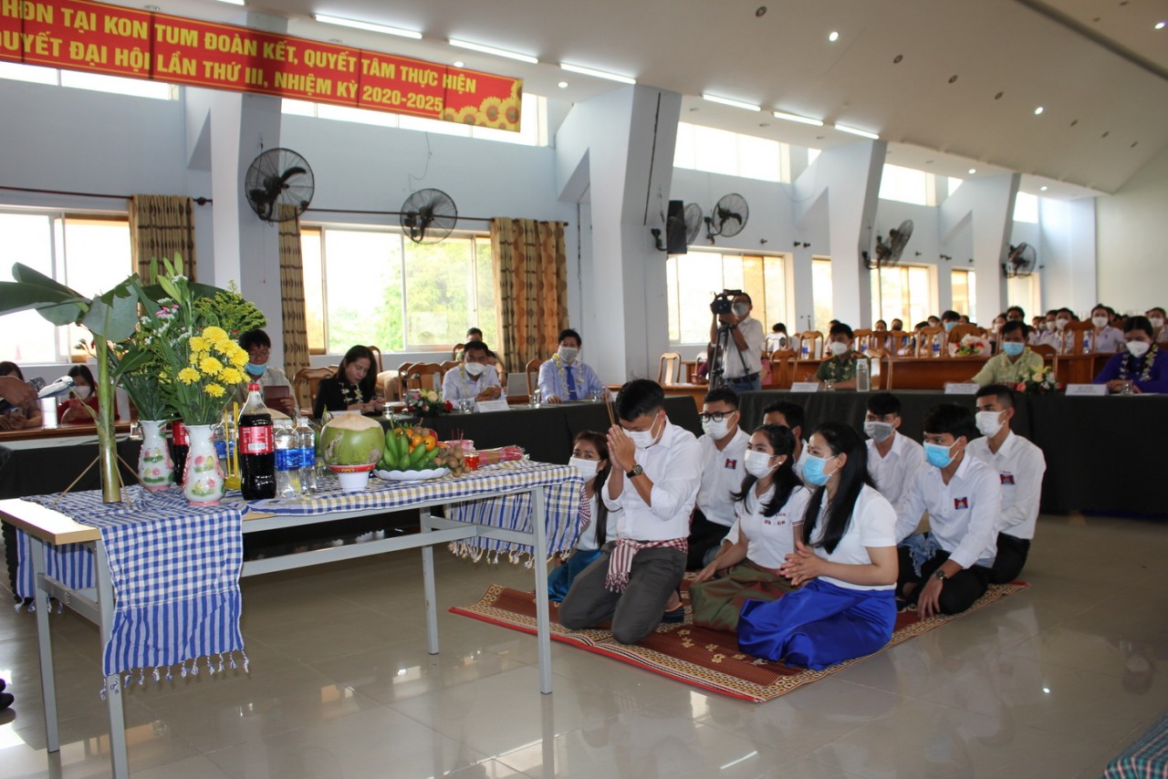 Kon Tum tổ chức gặp mặt 180 lưu học sinh Lào và Campuchia nhân dịp Tết Cổ truyền Kon Tum tổ chức gặp mặt 180 lưu học sinh Lào và Campuchia nhân dịp Tết Cổ truyền