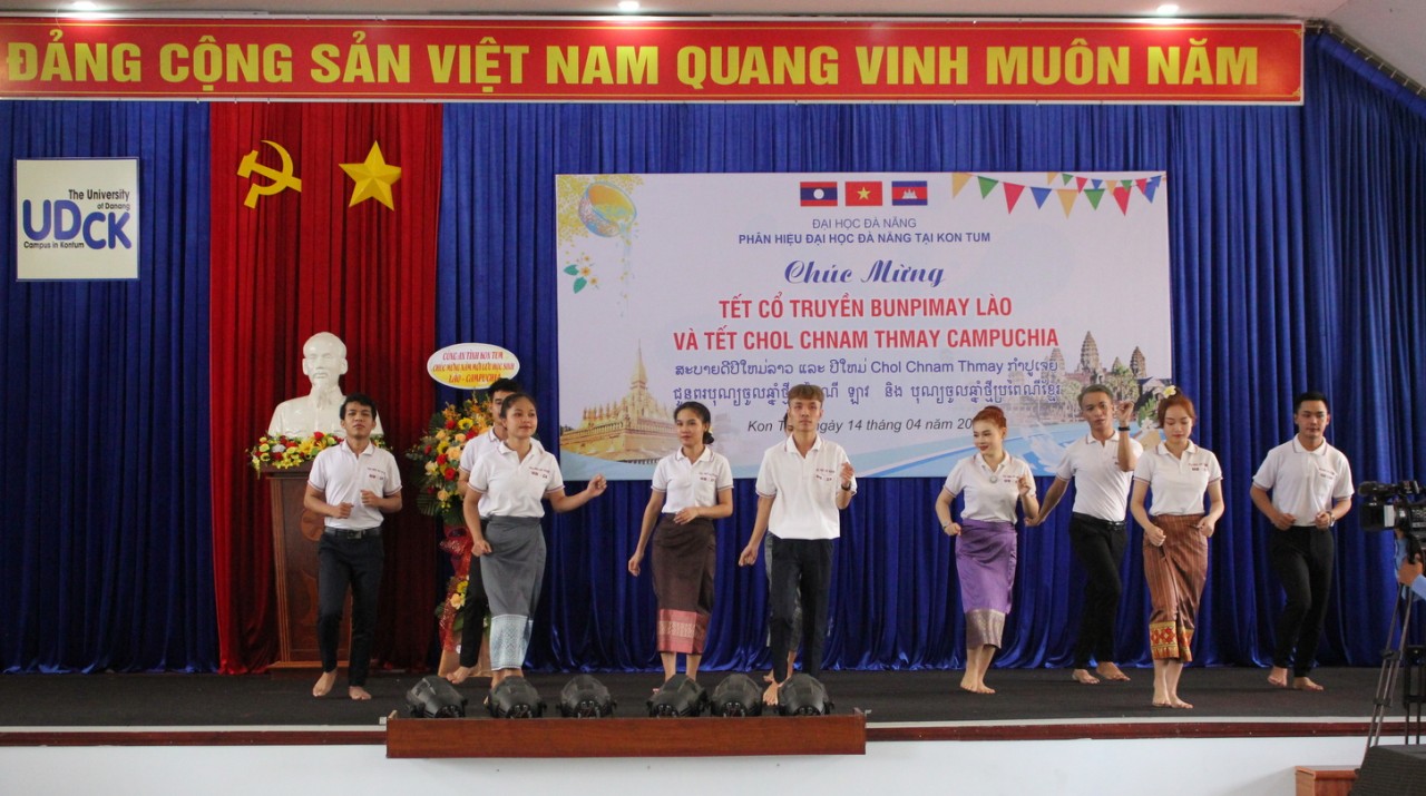 Kon Tum tổ chức gặp mặt 180 lưu học sinh Lào và Campuchia nhân dịp Tết Cổ truyền Kon Tum tổ chức gặp mặt 180 lưu học sinh Lào và Campuchia nhân dịp Tết Cổ truyền