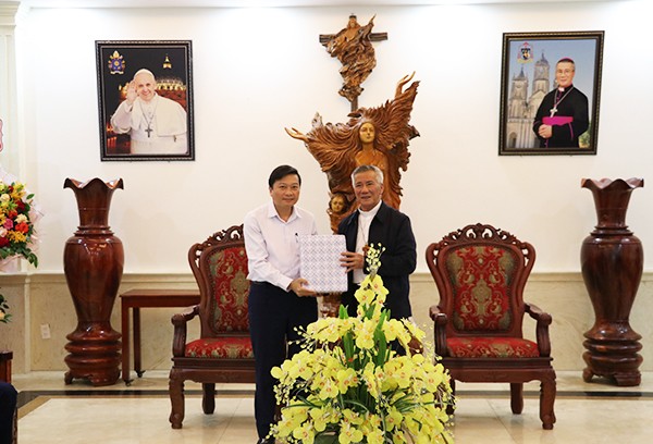 Nghệ An: thăm và chúc mừng Tòa Giám mục Giáo phận Vinh nhân Lễ Phục sinh