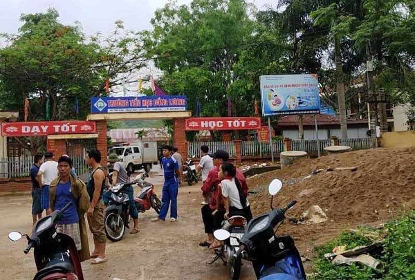 mot thanh nien xong vao truong hoc dam loan xa khien 1 co giao va 5 hoc sinh thuong vong