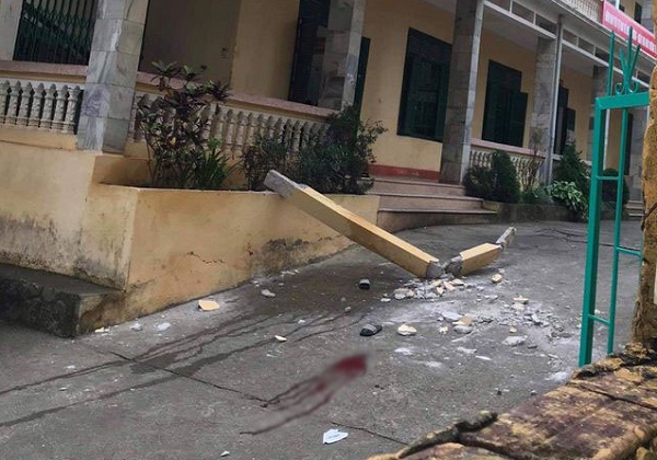 hoa binh bi cot be tong roi trung nguoi khien 2 em hoc sinh bi thuong nang