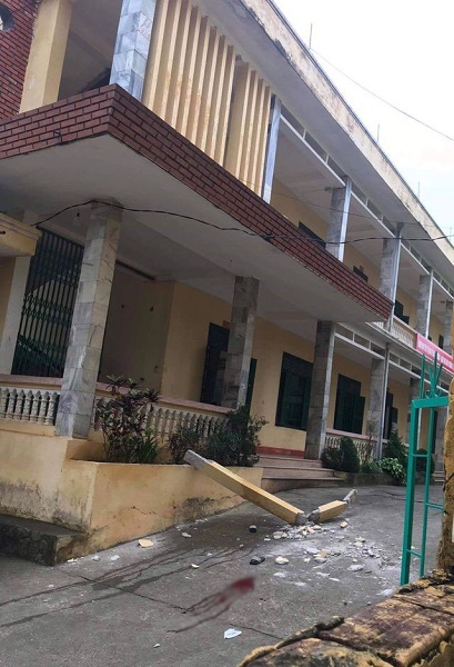 hoa binh bi cot be tong roi trung nguoi khien 2 em hoc sinh bi thuong nang