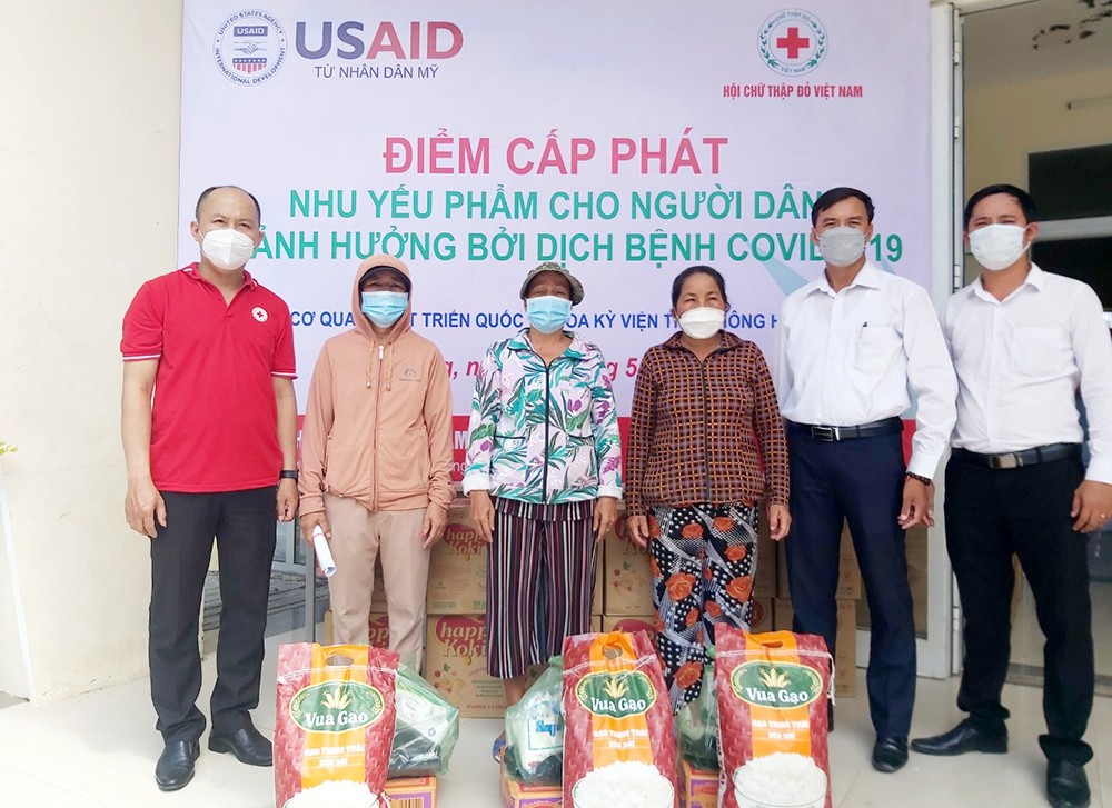 USAID viện trợ hơn 1.000 túi nhu yếu phẩm cho người dân Đà Nẵng bị ảnh hưởng dịch bệnh COVID-19 USAID viện trợ hơn 1.000 túi nhu yếu phẩm cho người dân Đà Nẵng bị ảnh hưởng dịch bệnh COVID-19