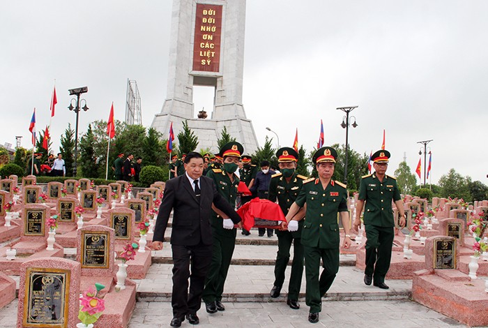 103 hài cốt liệt sĩ hy sinh tại Lào được an táng trang trọng tại Nghĩa trang Liệt sĩ huyện Nghi Lộc 103 hài cốt liệt sĩ hy sinh tại Lào được an táng trang trọng tại Nghĩa trang Liệt sĩ huyện Nghi Lộc