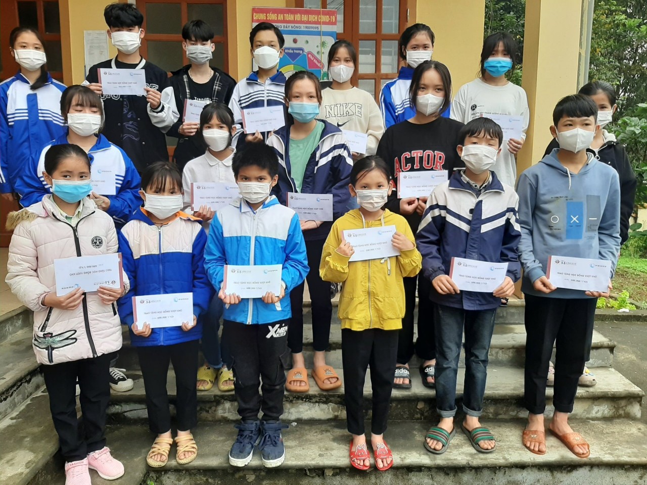 Sunflower Mission trao tặng học bổng cho 143 học sinh nghèo tại Thừa Thiên Huế Sunflower Mission trao tặng học bổng cho 143 học sinh nghèo tại Thừa Thiên Huế