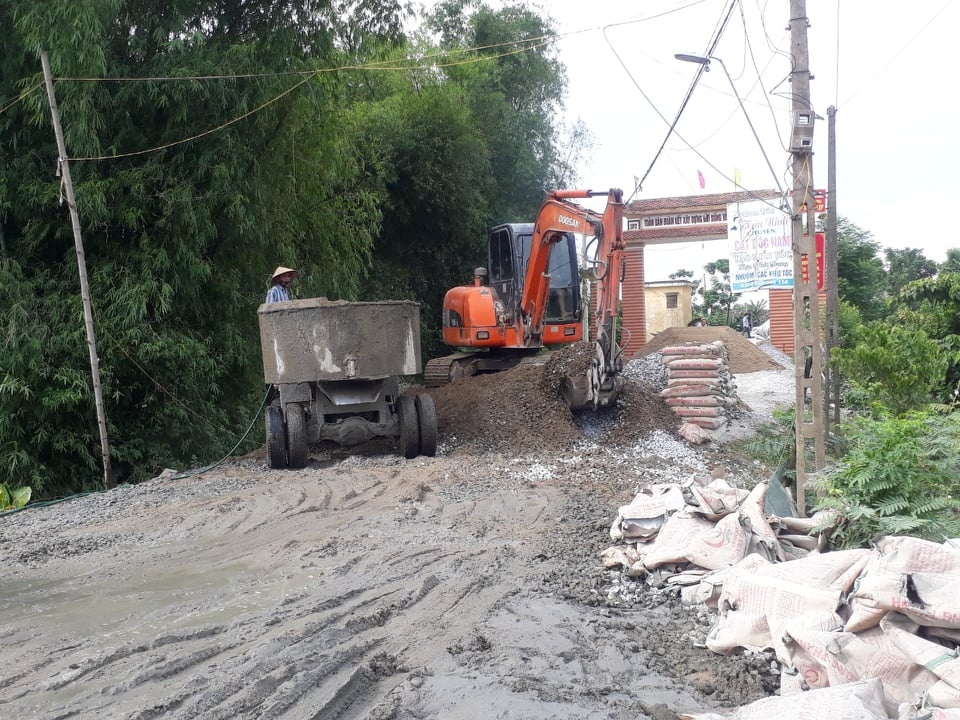 Hoài nghi chất lượng tuyến huyện lộ 10 ở Đức Thọ, Hà Tĩnh ha tinh cong ty a chau lam xiec tren cong trinh 48 ty dong