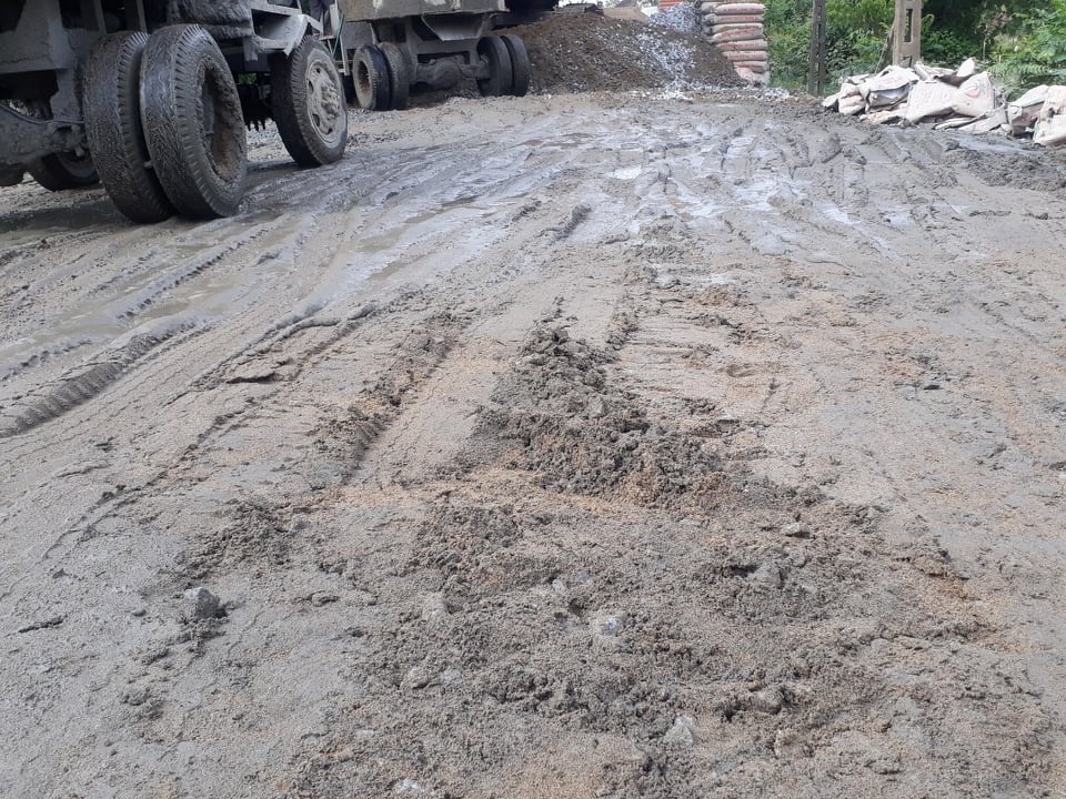 Hoài nghi chất lượng tuyến huyện lộ 10 ở Đức Thọ, Hà Tĩnh ha tinh cong ty a chau lam xiec tren cong trinh 48 ty dong