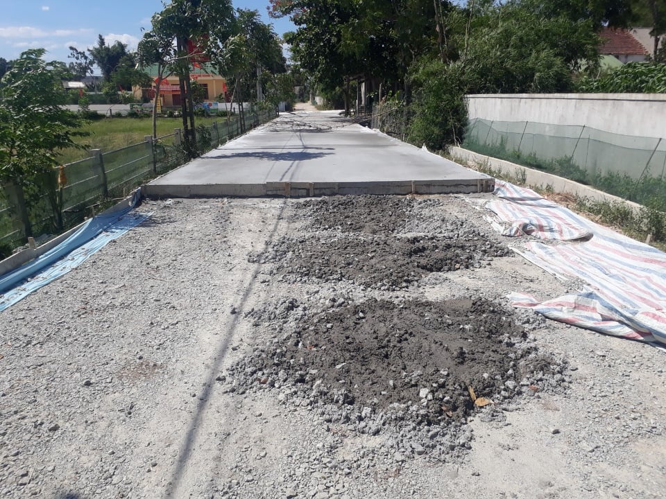 Hoài nghi chất lượng tuyến huyện lộ 10 ở Đức Thọ, Hà Tĩnh ha tinh cong ty a chau lam xiec tren cong trinh 48 ty dong