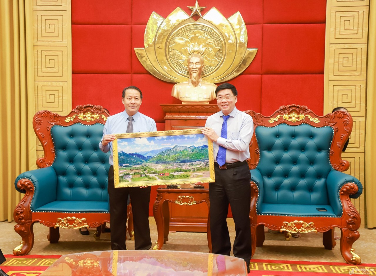 Củng cố quan hệ đoàn kết, hữu nghị giữa Nghệ An với tỉnh Xay Sổm Bun (Lào) Củng cố quan hệ đoàn kết, hữu nghị giữa Nghệ An với tỉnh Xay Sổm Bun (Lào)
