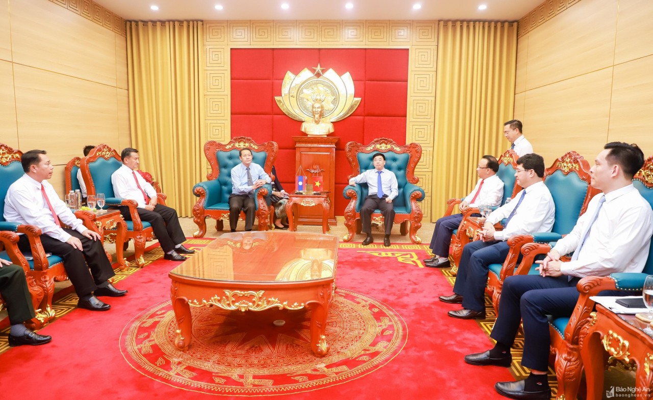 Củng cố quan hệ đoàn kết, hữu nghị giữa Nghệ An với tỉnh Xay Sổm Bun (Lào) Củng cố quan hệ đoàn kết, hữu nghị giữa Nghệ An với tỉnh Xay Sổm Bun (Lào)