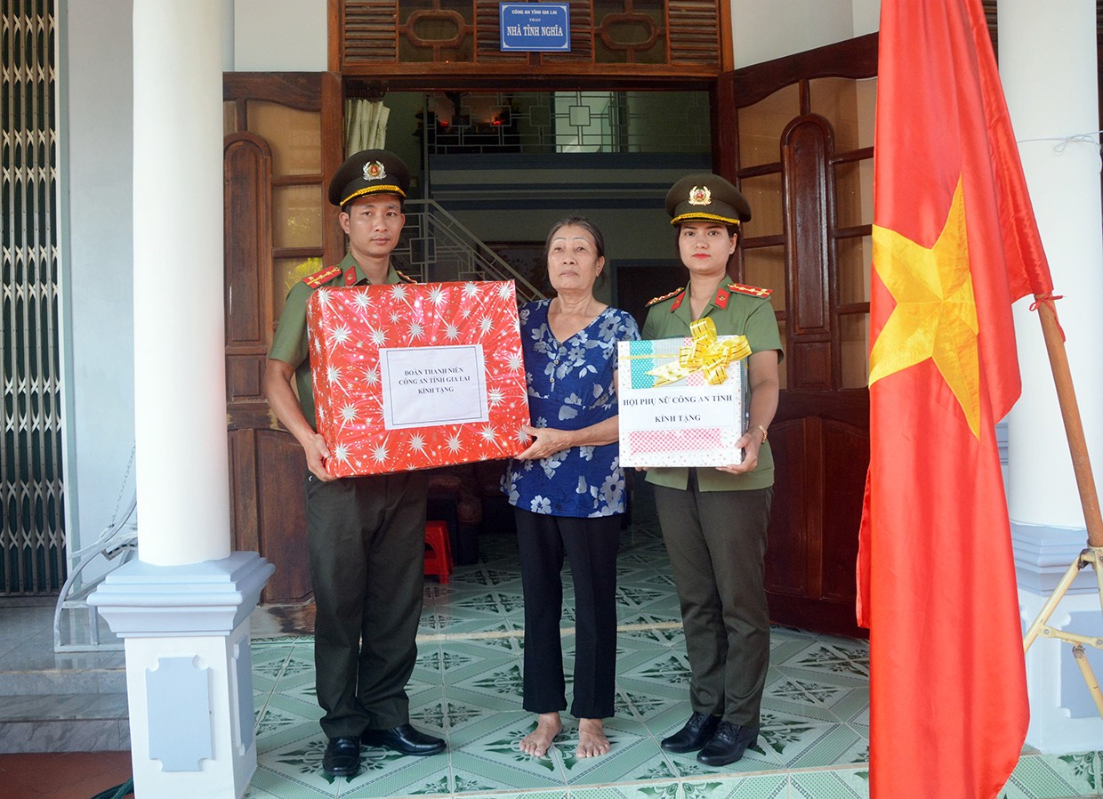 Gia Lai tổ chức bàn giao 11 ngôi nhà cho gia đình liệt sĩ và hộ nghèo Gia Lai tổ chức bàn giao 11 ngôi nhà cho gia đình liệt sĩ và hộ nghèo