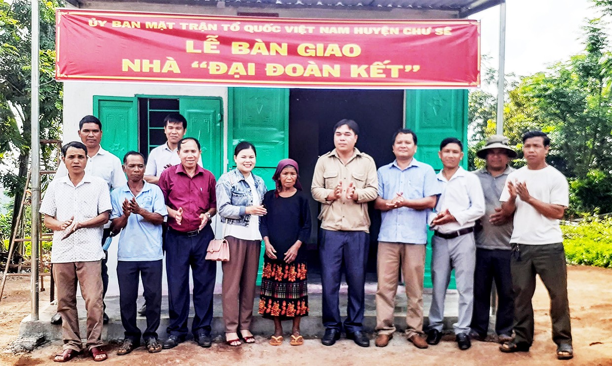 Gia Lai tổ chức bàn giao 11 ngôi nhà cho gia đình liệt sĩ và hộ nghèo Gia Lai tổ chức bàn giao 11 ngôi nhà cho gia đình liệt sĩ và hộ nghèo