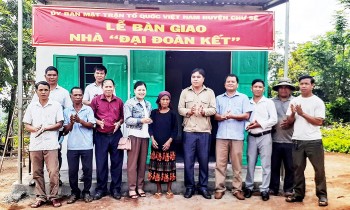 Gia Lai tổ chức bàn giao 11 ngôi nhà cho gia đình liệt sĩ và hộ nghèo