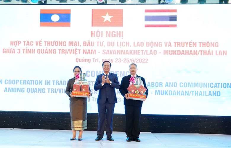 Thắm tình hữu nghị giữa 3 tỉnh Quảng Trị – Savannakhet (Lào) – Mukdahan (Thái Lan) Thắm tình hữu nghị giữa 3 tỉnh Quảng Trị – Savannakhet (Lào) – Mukdahan (Thái Lan)