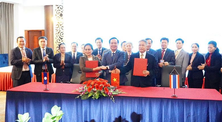 Thắm tình hữu nghị giữa 3 tỉnh Quảng Trị – Savannakhet (Lào) – Mukdahan (Thái Lan) Thắm tình hữu nghị giữa 3 tỉnh Quảng Trị – Savannakhet (Lào) – Mukdahan (Thái Lan)