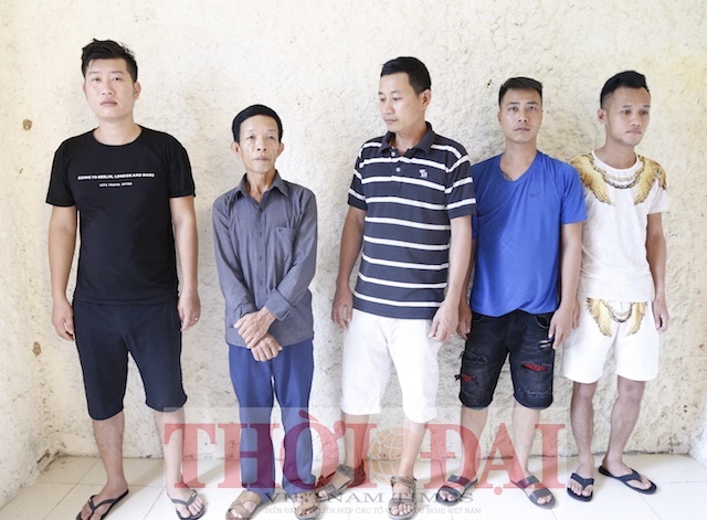 Bắt 6 đối tượng đánh bạc dưới hầm ngầm quán cà phê ha tinh tom gon 6 doi tuong danh bac duoi ham ngam quan ca phe