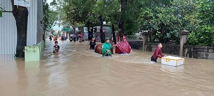 Nghệ An: Nhiều địa phương bị ngập lụt do mưa lớn Nhiều vùng bị ngập lụt do mưa lớn