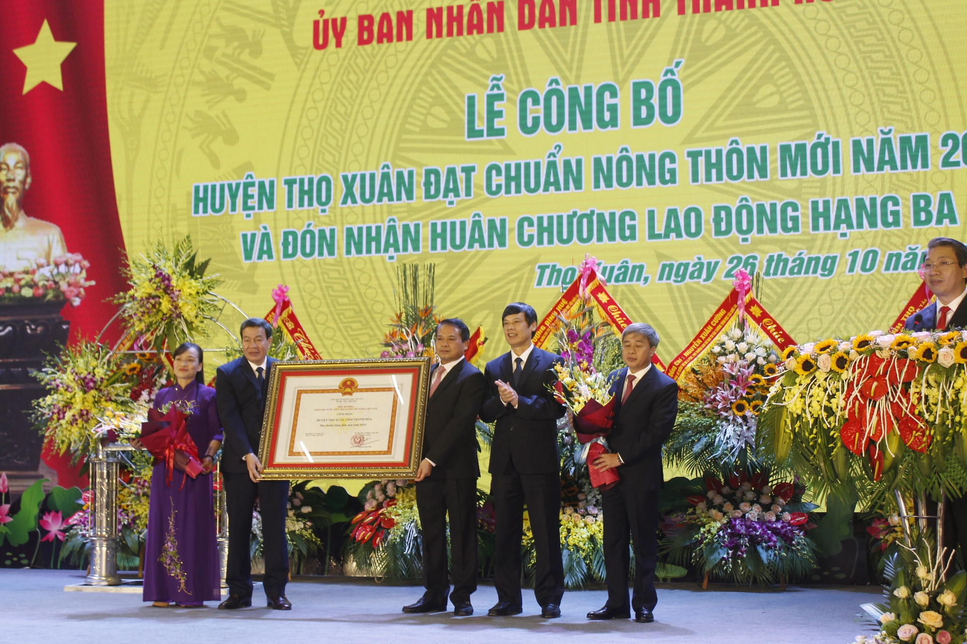 Huyện Thọ Xuân đón bằng công nhận huyện đạt chuẩn nông thôn mới và Huân chương Lao động hạng Ba huyen tho xuan don bang cong nhan huyen dat chuan nong thon moi va huan chuong lao dong hang ba