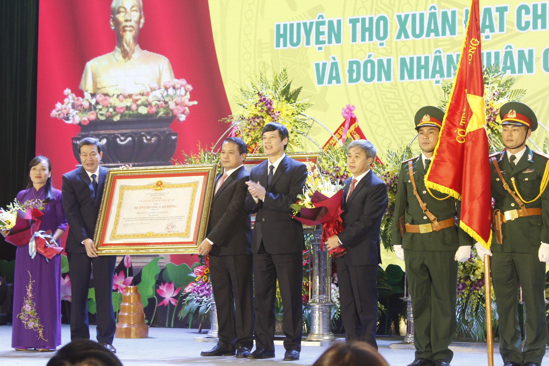 Huyện Thọ Xuân đón bằng công nhận huyện đạt chuẩn nông thôn mới và Huân chương Lao động hạng Ba huyen tho xuan don bang cong nhan huyen dat chuan nong thon moi va huan chuong lao dong hang ba