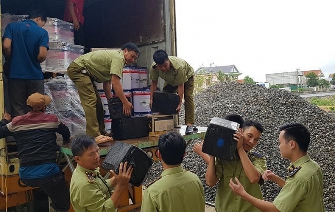 quang binh bat giu xe container cho lo ruou ngoai khung co tri gia 15 ty dong