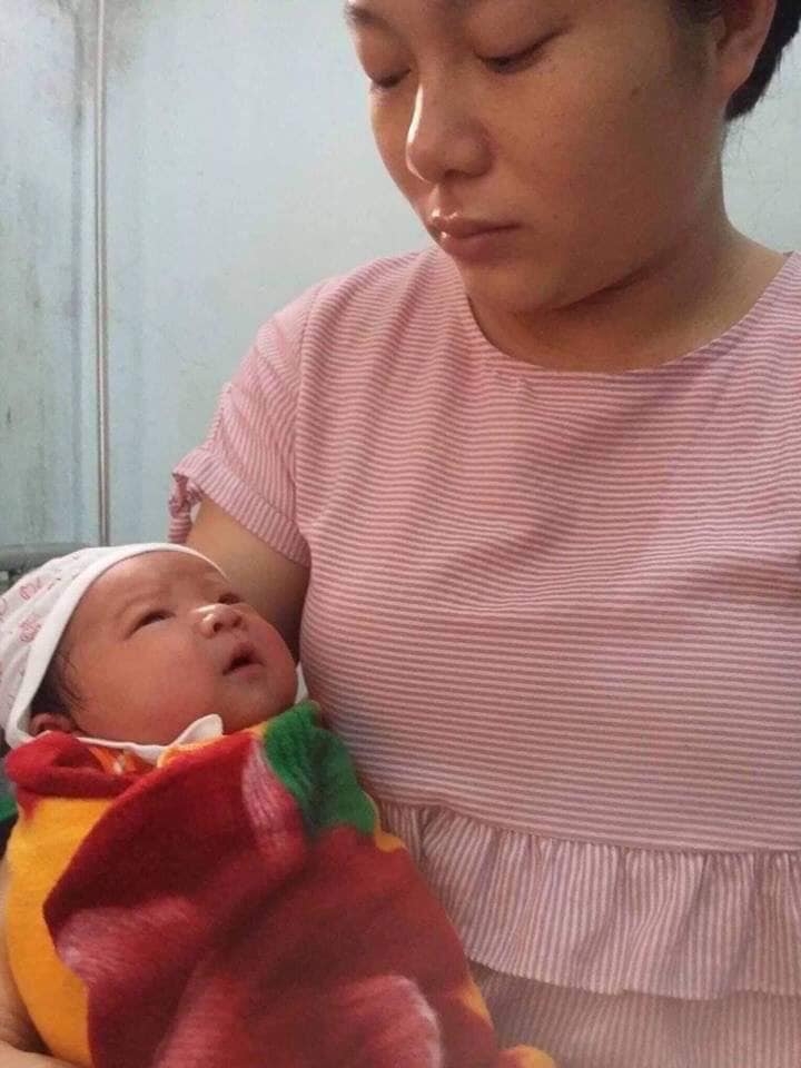 Mẹ trẻ ôm con hơn 7 tháng tuổi bất lực nhìn chồng nằm hôn mê trên giường bệnh nghe an me tre om con hon 7 thang tuoi bat luc nhin chong nam hon me tren giuong benh
