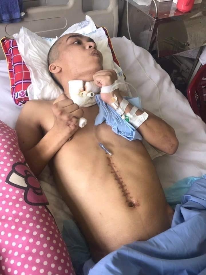 Mẹ trẻ ôm con hơn 7 tháng tuổi bất lực nhìn chồng nằm hôn mê trên giường bệnh nghe an me tre om con hon 7 thang tuoi bat luc nhin chong nam hon me tren giuong benh