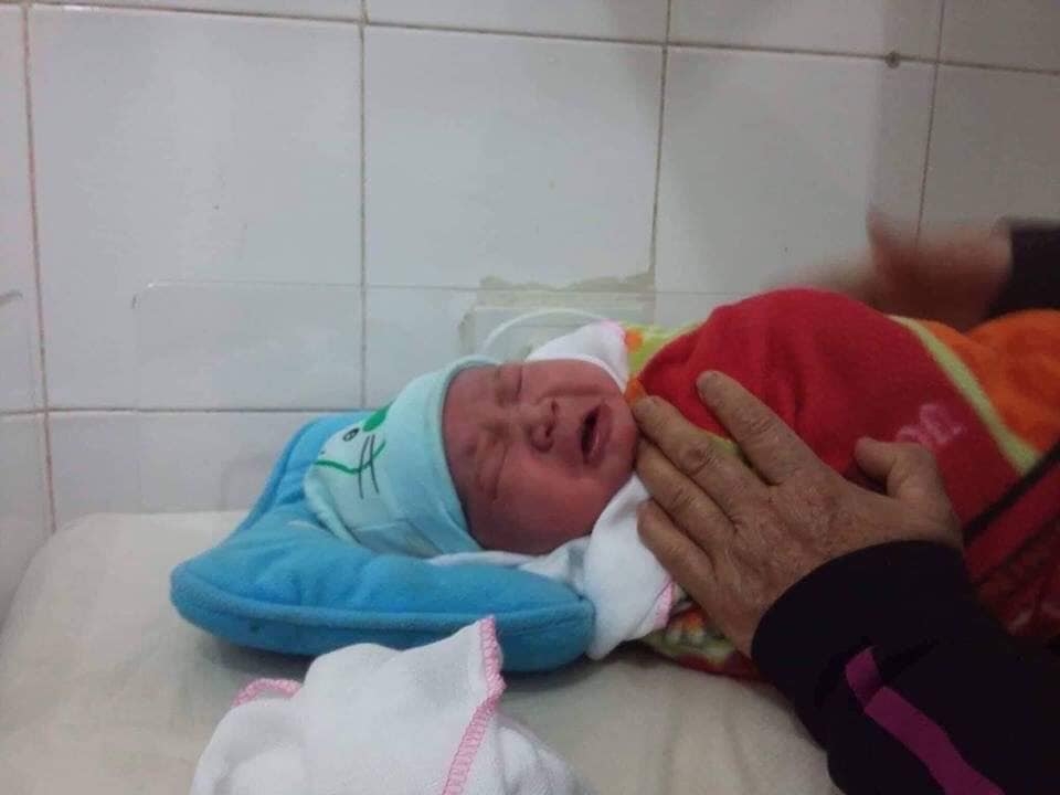 Mẹ trẻ ôm con hơn 7 tháng tuổi bất lực nhìn chồng nằm hôn mê trên giường bệnh nghe an me tre om con hon 7 thang tuoi bat luc nhin chong nam hon me tren giuong benh