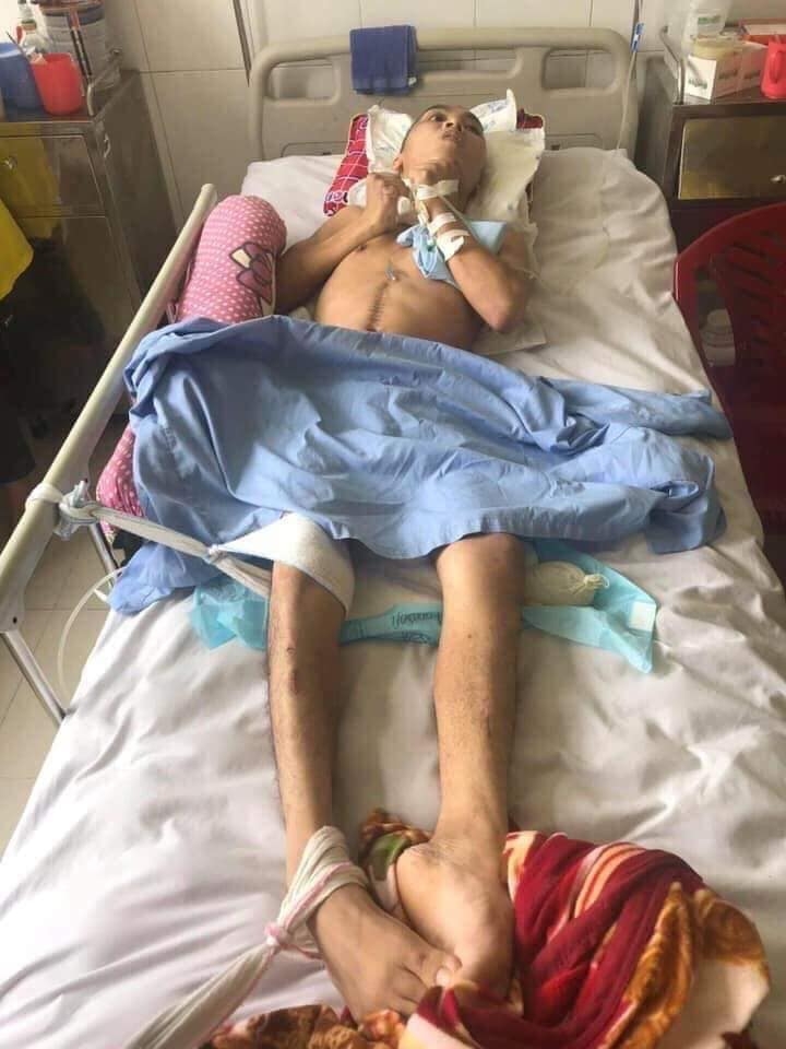 Mẹ trẻ ôm con hơn 7 tháng tuổi bất lực nhìn chồng nằm hôn mê trên giường bệnh nghe an me tre om con hon 7 thang tuoi bat luc nhin chong nam hon me tren giuong benh