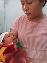 Mẹ trẻ ôm con hơn 7 tháng tuổi bất lực nhìn chồng nằm hôn mê trên giường bệnh