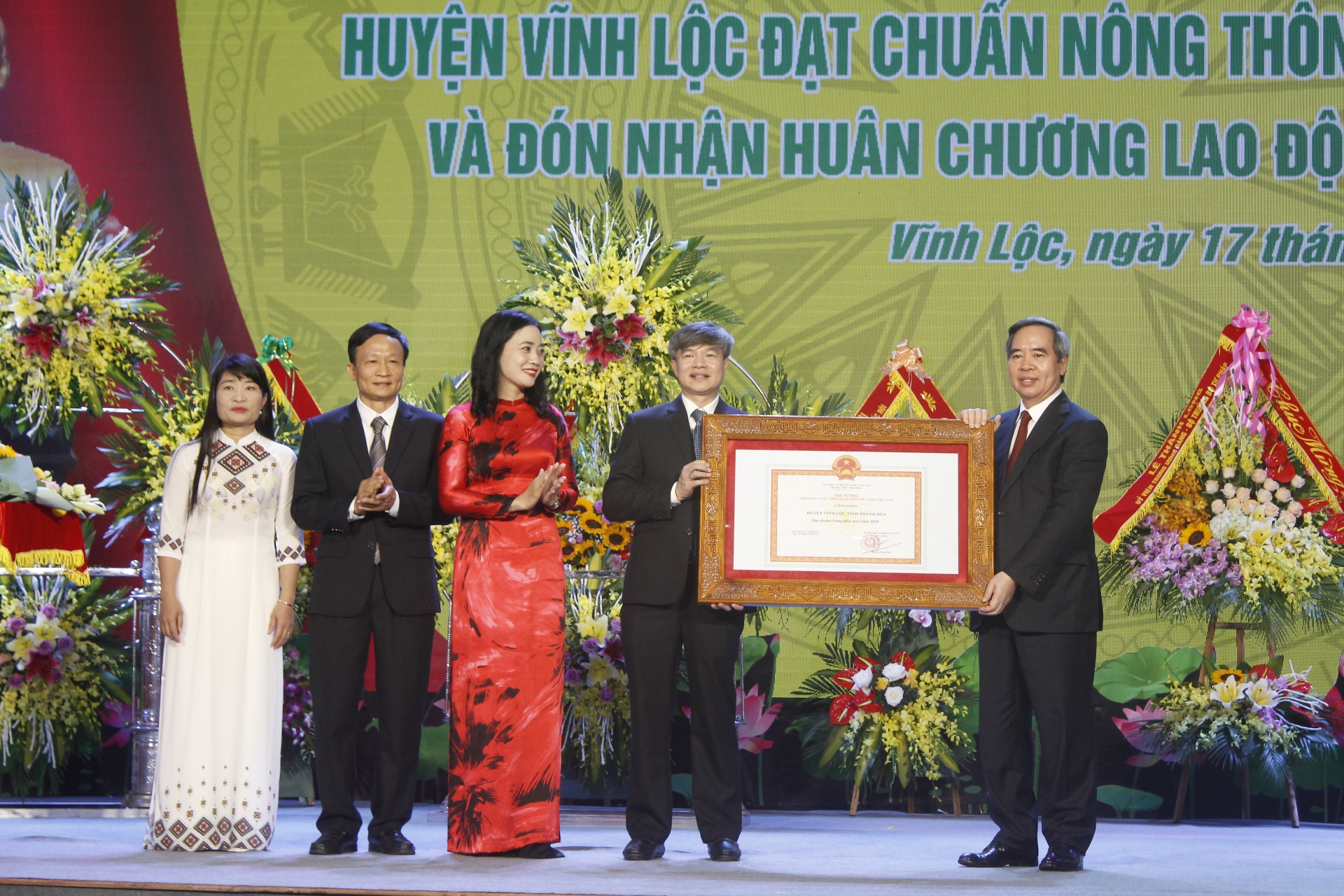 vinh loc don bang cong nhan huyen dat chuan nong thon moi va huan chuong lao dong hanh ba