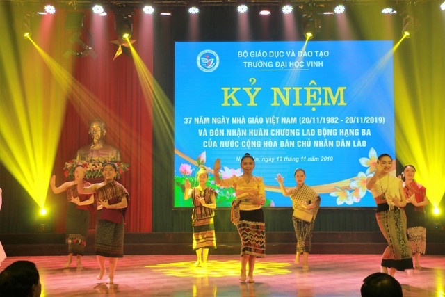 truong dai hoc vinh don nhan huan chuong lao dong hang ba cua nha nuoc lao
