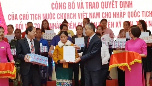 70 cong dan lao vui mung duoc nhap quoc tich viet nam