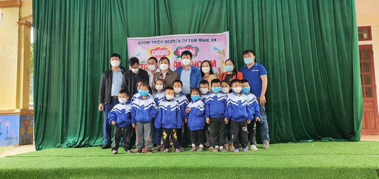 Nghệ An: Ấm lòng với hơn 400 suất quà đến với các em học sinh miền núi xã Diên Lãm Nghệ An: Ấm lòng với hơn 400 suất quà đến với các em học sinh miền núi xã Diên Lãm