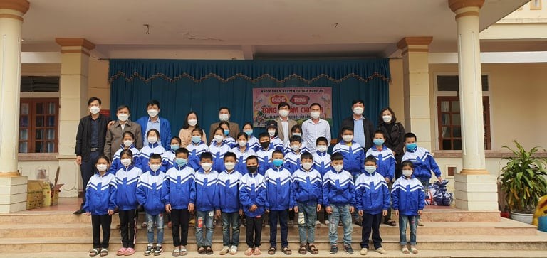 Nghệ An: Ấm lòng với hơn 400 suất quà đến với các em học sinh miền núi xã Diên Lãm Nghệ An: Ấm lòng với hơn 400 suất quà đến với các em học sinh miền núi xã Diên Lãm