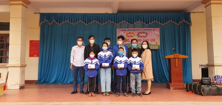 Nghệ An: Ấm lòng với hơn 400 suất quà đến với các em học sinh miền núi xã Diên Lãm Nghệ An: Ấm lòng với hơn 400 suất quà đến với các em học sinh miền núi xã Diên Lãm