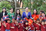 ພັນ​ລະ​ຍາ​ນາ​ຍົກ​ລັດ​ຖະ​ມົນ​ຕີ​ ຫວຽດ​ນາມ ແລະ ລາວ ລົງຕົວຈິງເປັນຊ່າງຢູ່​ໝູ່​ບ້ານຜ້າໄຫມ ນາມກາວ, ແຂວງ ໄທ​ບິ່ງ.