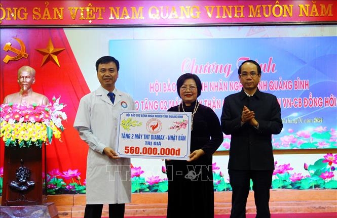 ໂຮງໝໍມິດຕະພາບ ຫວຽດນາມ - ກູບາ ນະຄອນ ດົງເຫີຍ, ແຂວງກວ໋າງບິ່ງ ໄດ້ຮັບເຄື່ອງຟອກໝາກໄຂ່ຫຼັງທຽມ 2 ເຄື່ອງ.