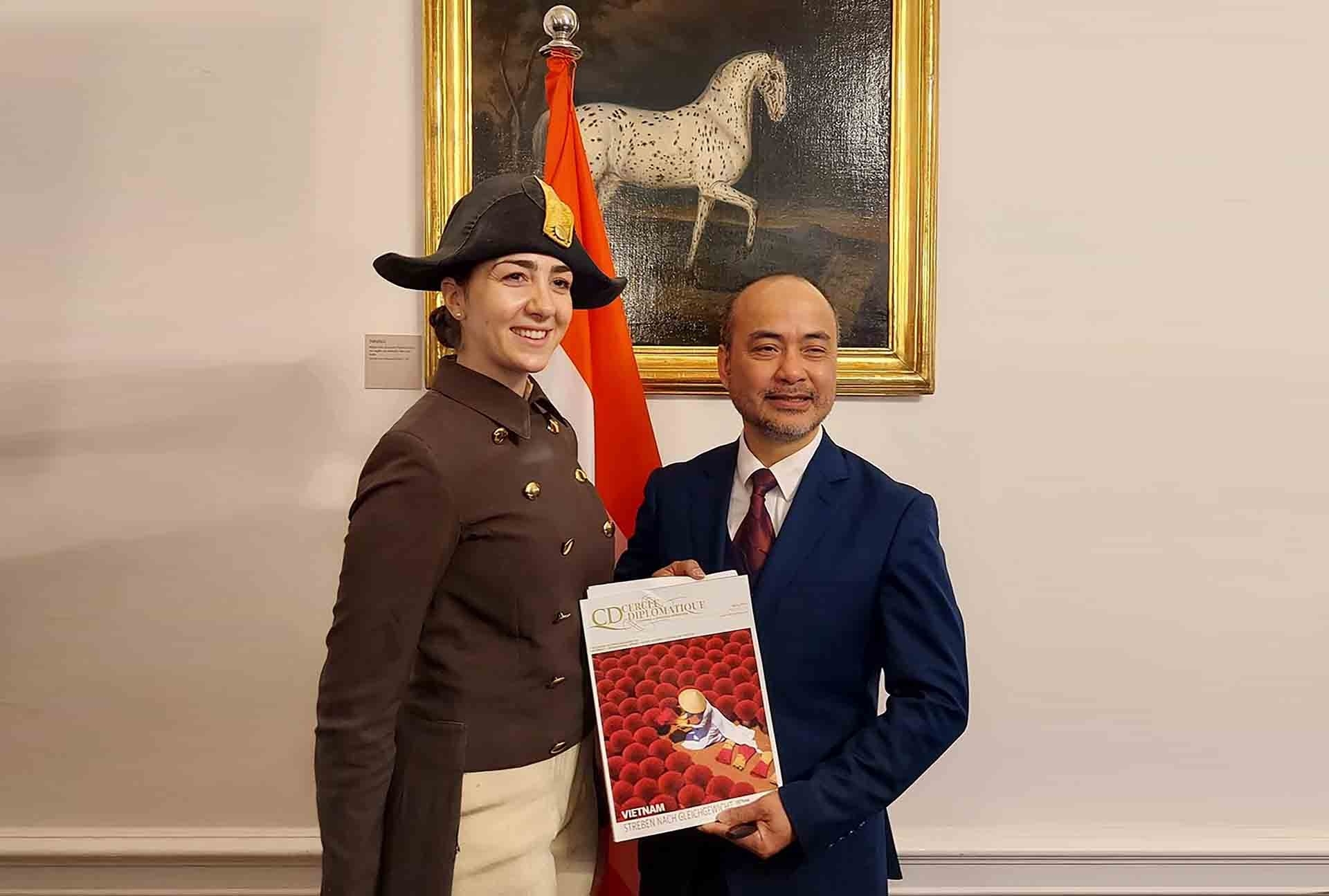 ວາລະສານ Cercle Diplomatique ຂອງ ໂອຕຣິດ ນຳສະເໜີຜະລິດຕະພັນສິ່ງພິມລະດູບານໃໝ່ 2024 ກ່ຽວກັບ ຫວຽດນາມ. ວາລະສານ Cercle Diplomatique ຂອງ ໂອຕຣິດ ນຳສະເໜີຜະລິດຕະພັນສິ່ງພິມລະດູບານໃໝ່ 2024 ກ່ຽວກັບ ຫວຽດນາມ.