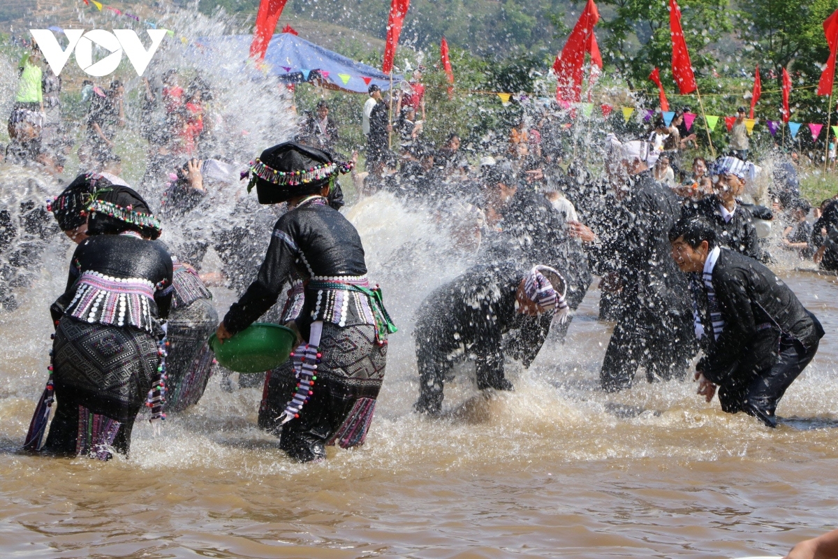 ມາ ລາຍເຈົ່າ ພ້ອມກັບຊາວເຜົ່າລາວ ມ່ວນຊື່ນບຸນວົກນ້ຳ
