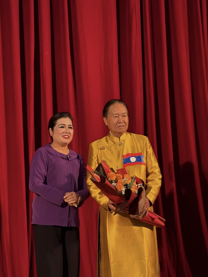 ເວທີສະແດງ ເລຫງອກ "ລຸກຂຶ້ນ" ໃນ "ໃບຮ້ອງຟ້ອງ​ສະບັບ​ທີ 72" ບົນເວທີສະແດງຂອງປະເທດ ລາວ
