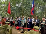 ​ເອກ​ອັກ​ຄະ​ລັດ​ຖະ​ທູດ ລາວ ປະ​ຈຳ ​ຫວຽດ​ນາມ ​​ໄປຖະຫວາຍທູບທຽນ, ປູກ​ຕົ້ນດອກ​ຈຳ​ປາ ຢູ່ຫໍເທບທິດາ ໂຢ່ຍຮວ່າ.