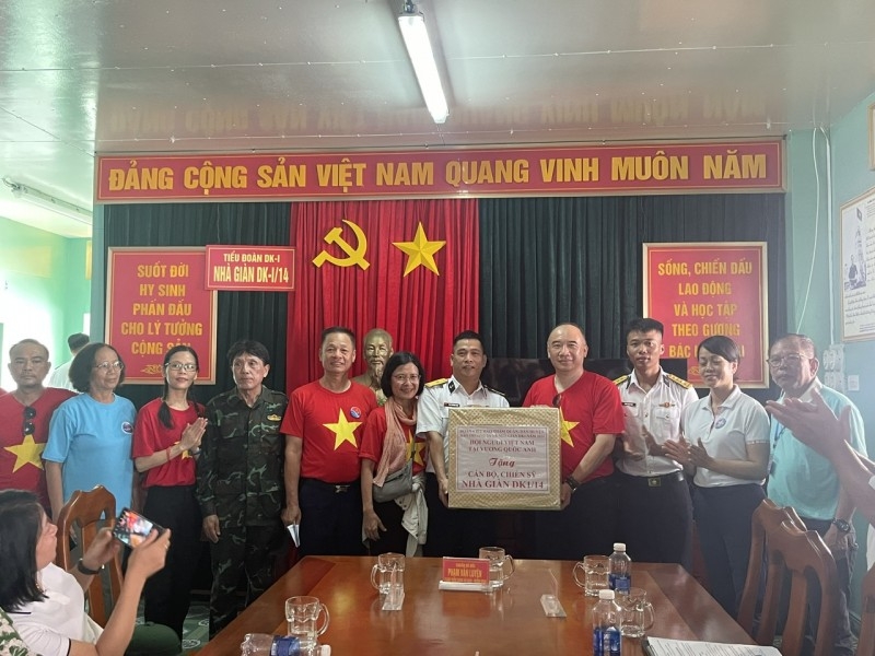 ຊາວຫວຽດນາມ ອາໄສຢູ່ຕ່າງປະເທດ 70 ຄົນ ໄປຢ້ຽມຢາມ ເຈື່ອງຊາ, ເຮືອນຍາມ DK-I ເນື່ອງໃນໂອກາດວັນທີ 30 ເມສາ ຊາວຫວຽດນາມ ອາໄສຢູ່ຕ່າງປະເທດ 70 ຄົນ ໄປຢ້ຽມຢາມ ເຈື່ອງຊາ, ເຮືອນຍາມ DK-I ເນື່ອງໃນໂອກາດວັນທີ 30 ເມສາ
