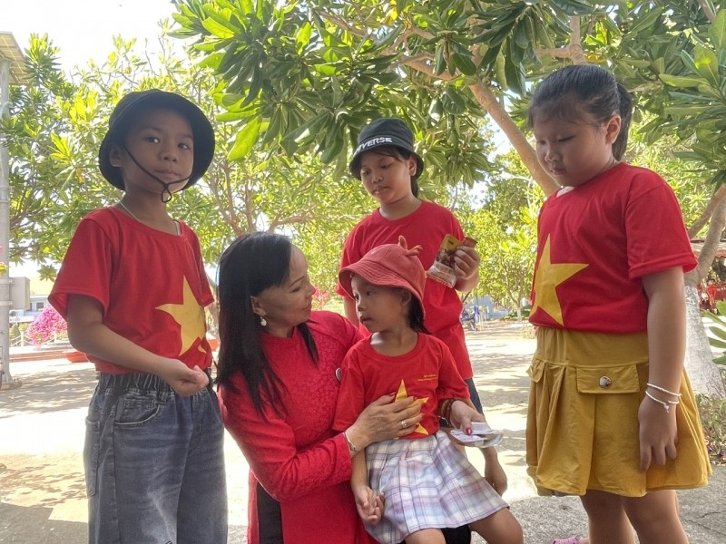ຊາວຫວຽດນາມ ອາໄສຢູ່ຕ່າງປະເທດ 70 ຄົນ ໄປຢ້ຽມຢາມ ເຈື່ອງຊາ, ເຮືອນຍາມ DK-I ເນື່ອງໃນໂອກາດວັນທີ 30 ເມສາ ຊາວຫວຽດນາມ ອາໄສຢູ່ຕ່າງປະເທດ 70 ຄົນ ໄປຢ້ຽມຢາມ ເຈື່ອງຊາ, ເຮືອນຍາມ DK-I ເນື່ອງໃນໂອກາດວັນທີ 30 ເມສາ