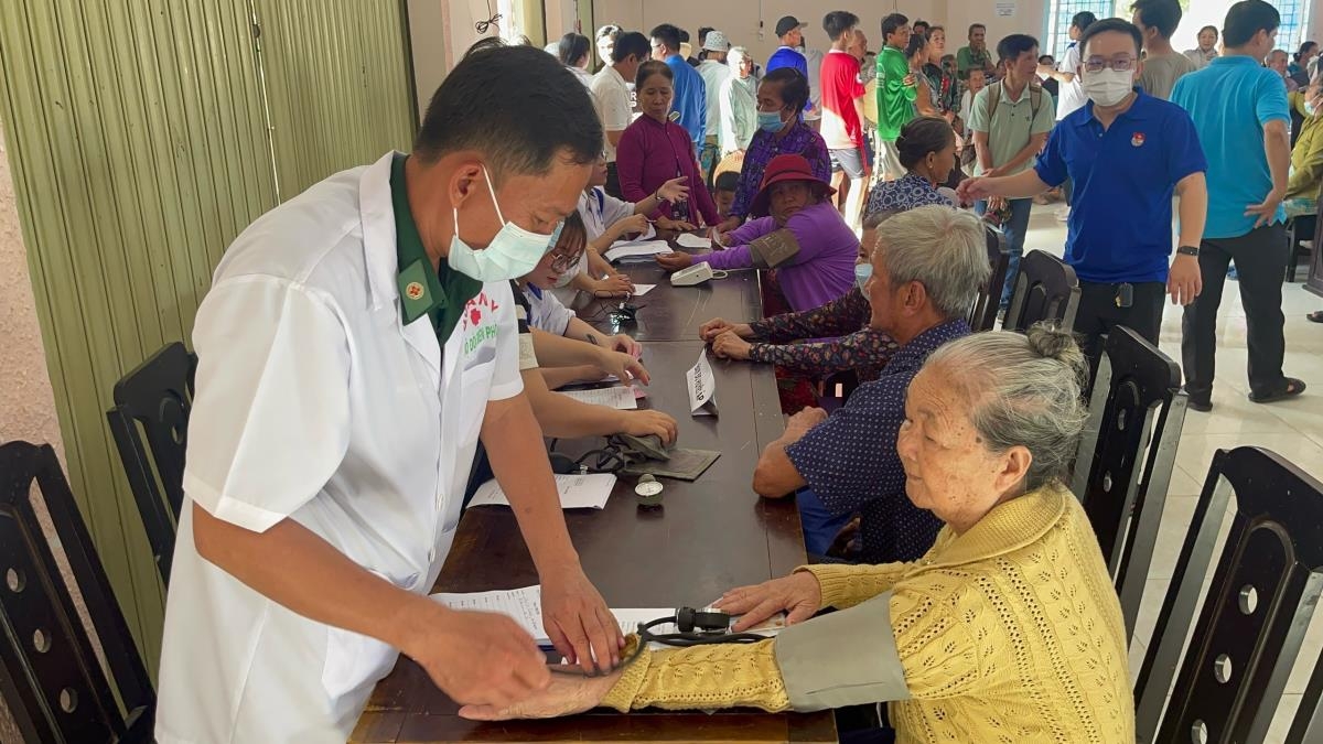 ກວດພະຍາດ, ມອບຂອງຂວັນໃຫ້ປະຊາຊົນຢູ່ເຂດຊາຍແດນ ກວດພະຍາດ, ມອບຂອງຂວັນໃຫ້ປະຊາຊົນຢູ່ເຂດຊາຍແດນ