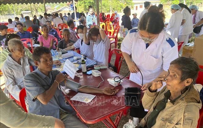 ທ່ານໝໍ ຫວຽດນາມ ກວດກາ, ແຈກຢາຍຢາ, ມອບຂອງຂວັນໃຫ້ປະຊາຊົນຢູ່ ລາວ