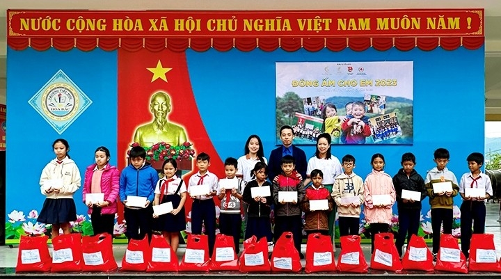 ນະຄອນ ດານັງ ໄດ້ມອບຂອງຂວັນເກືອບ 600 ພູດໃຫ້ນັກຮຽນທີ່ປະສົບກັບຄວາມຫຍຸ້ງຍາກຢູ່ເຂດພູດອຍ