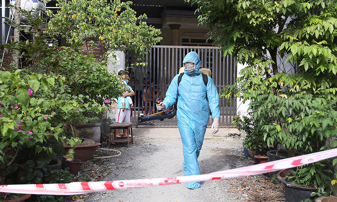 A medical worker disinfects an alley in HCMC's District 9 after a man, part of a group who illegally entered Vietnam from Cambodia, tested positive for the novel coronavirus, December 29, 2020. (Photo by VnExpress/Dinh Van.) 3550 b5631bc91399e3c7ba888321160923 7434 5621 1609411284 680x408