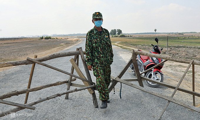 A soldier stands guard along Vietnam-Cambodia border in Tay Ninh Province, March 2020. (Photo by VnExpress/Huu Khoa.) 3740 kiemdich79551585052552 1609231 2221 4643 1609231619 680x408