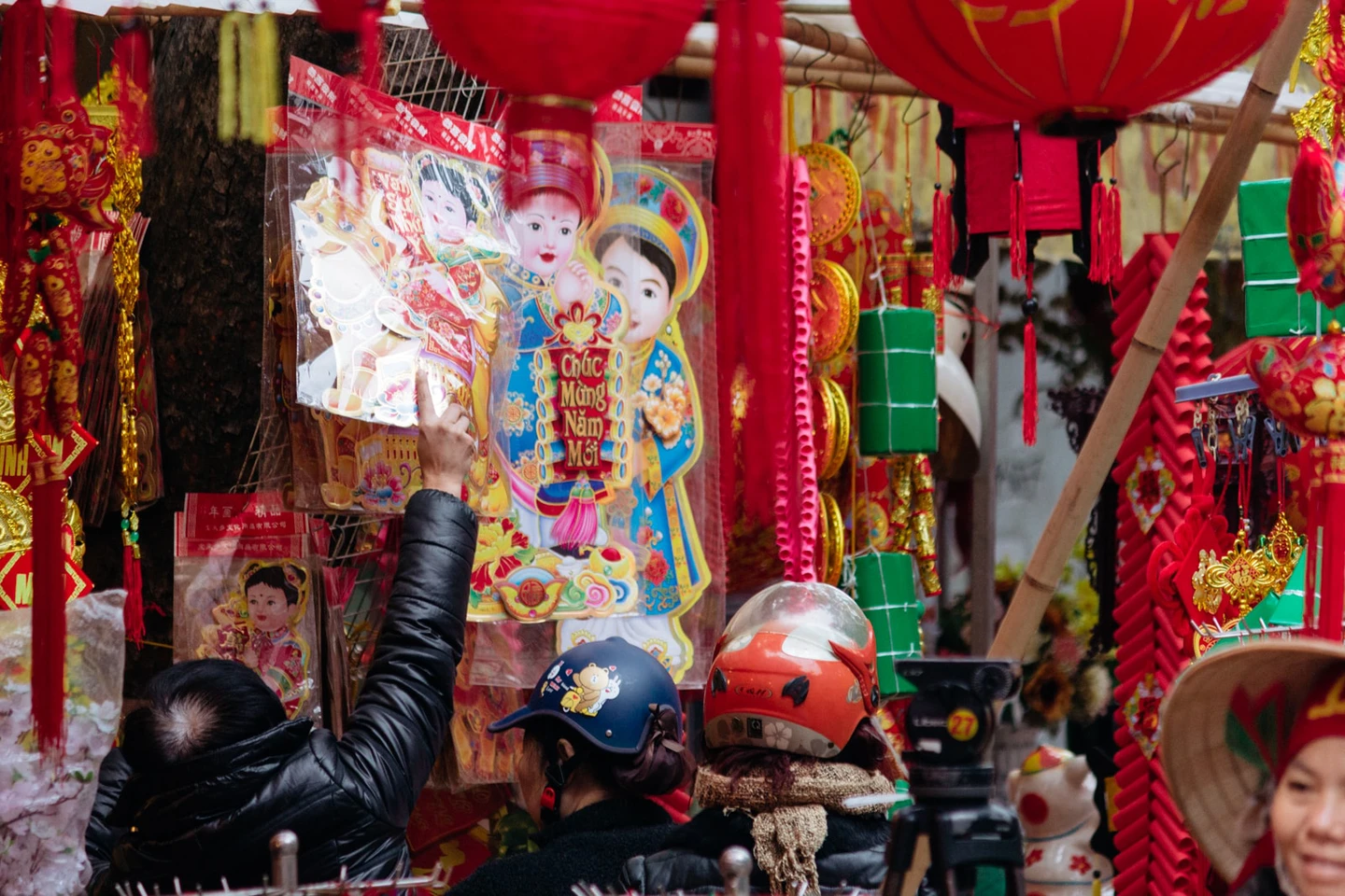 The Vietnamese believe that red and yellow colours signify luck and bring about good fortune, which is why you’ll see these two colours in abundance before the beginning of the New Year. Vietnamese people also believe that their behaviour on the eve of Tet will determine their luck for the new year, all Vietnamese want to start the new year off on as positive a note as possible to bring good fortune to themselves and their families. (Photo: Culture Trip) 4341 sctp0126 abasnejad old quarter tet market 00033