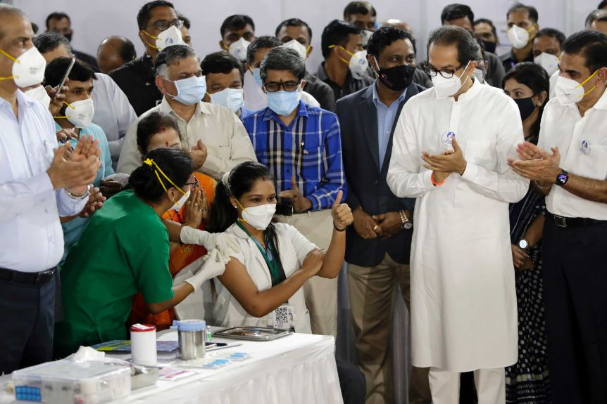 India started inoculating health workers on Saturday in what is likely the world's largest COVID-19 vaccination campaign.(AP: Rajanish Kakade) 1430 13064274 3x2 xlarge
